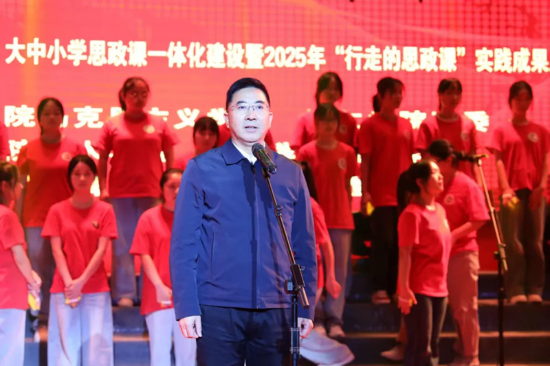 黨委書記朱克乾宣布實踐成果展演開幕。