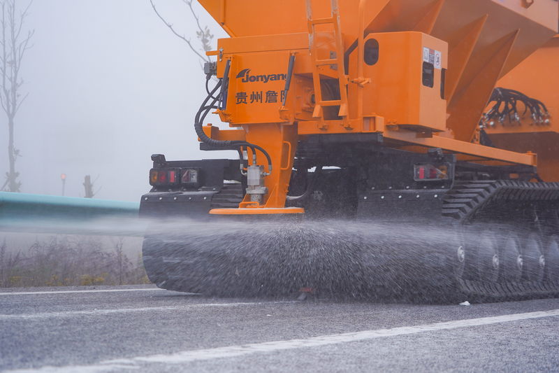 12月4日，在威寧高速公路“抗凝保通”應急演練現場，應急保障車輛在進行撒融雪劑除冰作業。