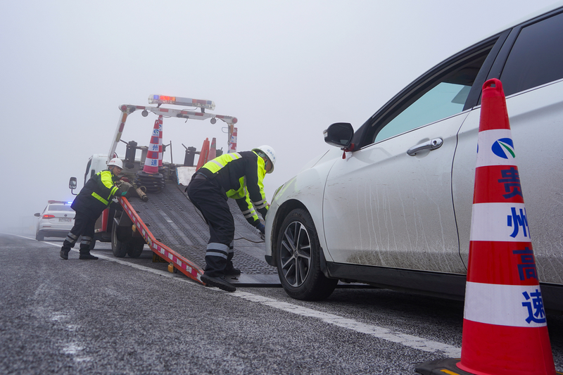 12月4日，在威寧高速公路“抗凝保通”應急演練現場，應急救援部門在對“故障車輛”進行拖離。