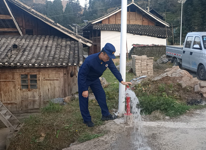 施秉縣鄉鎮專職消防員檢查村寨市政消火栓。