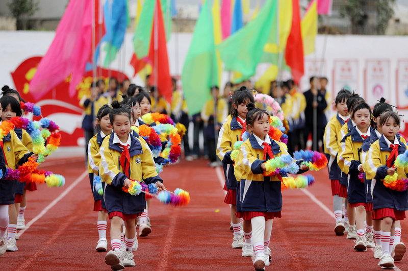 2025年12月3日，貴州省黔東南苗族侗族自治州施秉縣楊柳塘鎮中心小學的學生在冬季運動會入場式中表演節目。