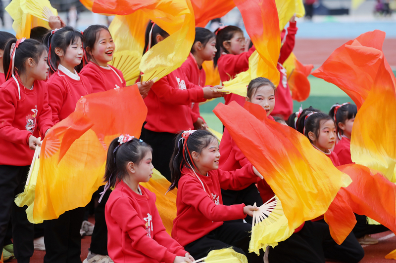 2025年12月3日，貴州省黔東南苗族侗族自治州施秉縣楊柳塘鎮中心小學的學生在冬季運動會入場式中表演節目。
