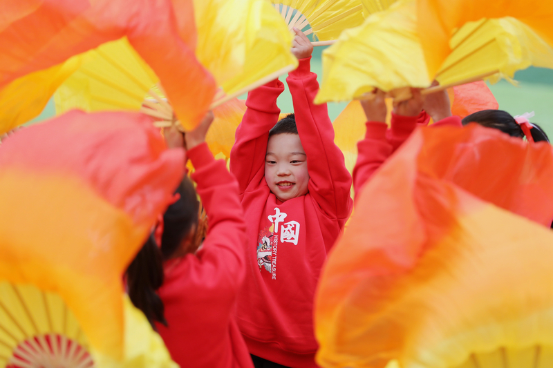 2025年12月3日，貴州省黔東南苗族侗族自治州施秉縣楊柳塘鎮中心小學的學生在冬季運動會入場式中表演節目。