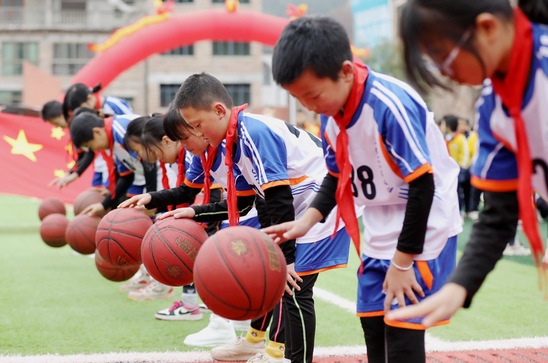 2025年12月3日，貴州省黔東南苗族侗族自治州施秉縣楊柳塘鎮中心小學的學生在冬季運動會入場式中表演節目。