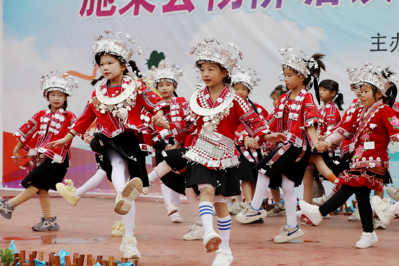 2025年12月3日，貴州省黔東南苗族侗族自治州施秉縣楊柳塘鎮中心小學的學生在冬季運動會入場式中表演節目。