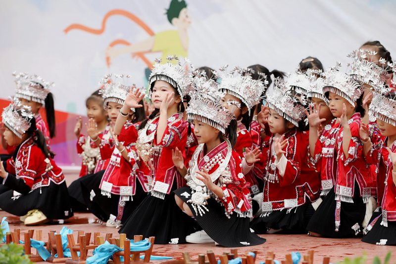 2025年12月3日，貴州省黔東南苗族侗族自治州施秉縣楊柳塘鎮中心小學的學生在冬季運動會開幕式中表演節目