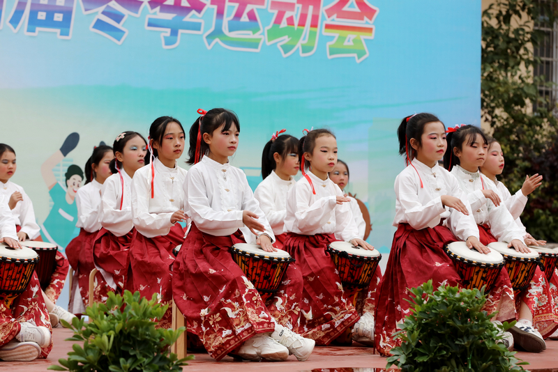 2025年12月3日，貴州省黔東南苗族侗族自治州施秉縣楊柳塘鎮(zhèn)中心小學(xué)的學(xué)生在冬季運(yùn)動(dòng)會(huì)入場(chǎng)式中表演節(jié)目。