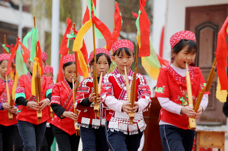 2025年12月3日，貴州省黔東南苗族侗族自治州施秉縣楊柳塘鎮中心小學的學生在冬季運動會開幕式中表演蘆笙舞。