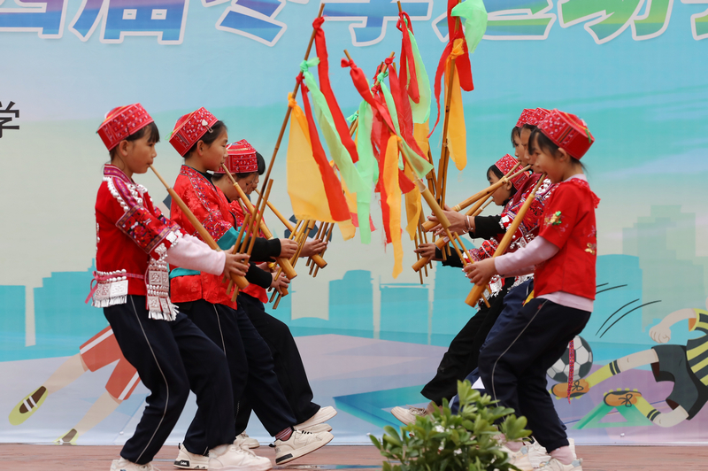 2025年12月3日，貴州省黔東南苗族侗族自治州施秉縣楊柳塘鎮中心小學的學生在冬季運動會開幕式中表演蘆笙舞。