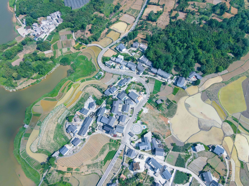 清鎮(zhèn)市虎山彝寨至琊隴壩生態(tài)宜居路白泥壩段。