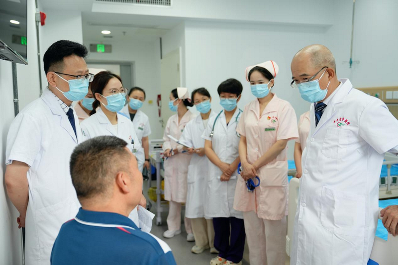 廣東省名中醫(yī)、廣東省中醫(yī)院心血管科大科主任鄒旭到貴州醫(yī)院科室查房。