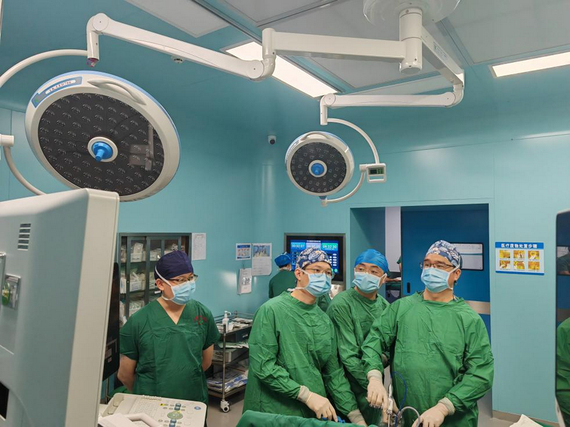 廣東省中醫(yī)院外科大科主任何軍明到貴州醫(yī)院指導(dǎo)手術(shù)。