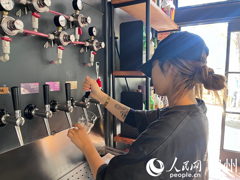 貴陽精釀廠牌侍酒師正在打酒。人民網記者 陳潔泉攝