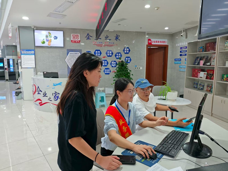 安順經開區政務服務中心工作人員正在為辦事群眾辦理業務。楊曦攝
