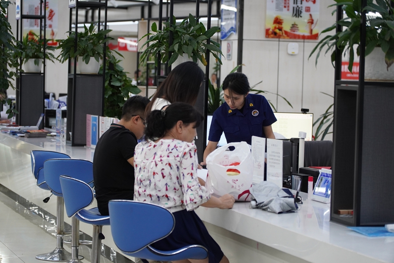 安順經開區政務服務中心工作人員正在為辦事群眾辦理業務。楊曦攝