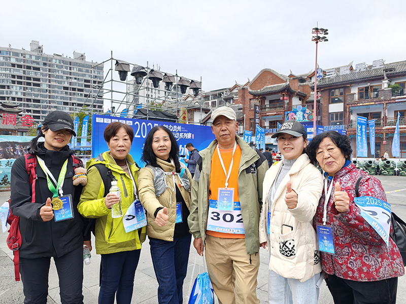 張艷和隊友們。