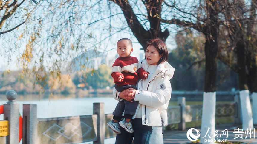 市民帶著孩子在公園內游覽。人民網記者 涂敏攝