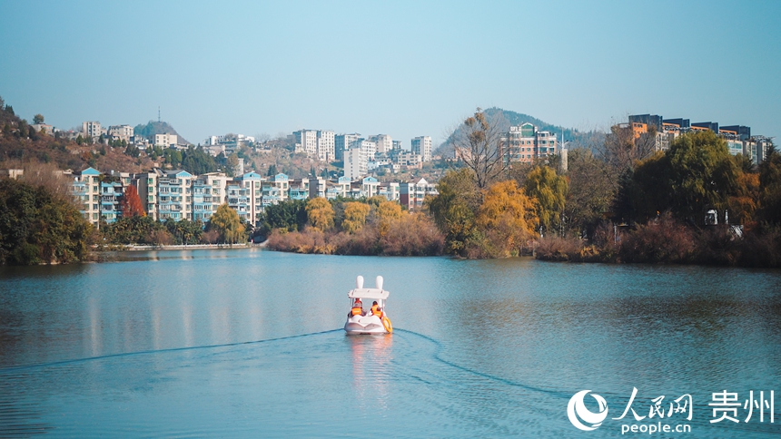 暖陽下的鳳池園公園。人民網(wǎng)記者 涂敏攝