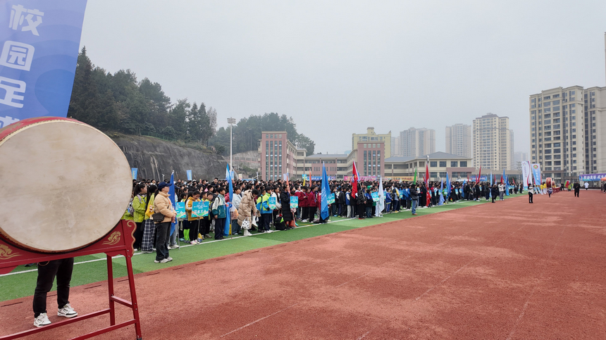 全縣中小學(xué)齊聚開幕式現(xiàn)場，足球小將們精神飽滿地來到賽場。