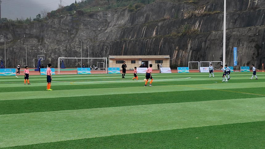 足球小將們相互配合。