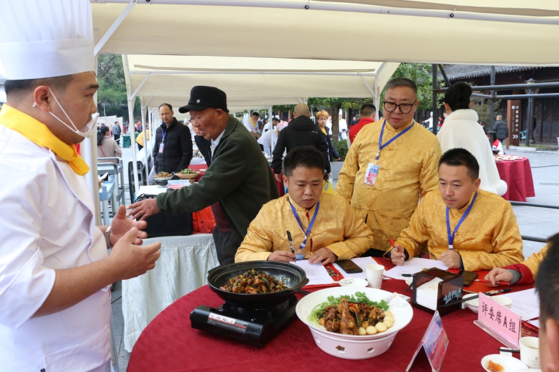 4 圖為評委組品鑒點評打分.JPG