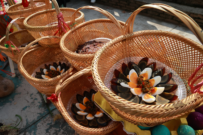 施秉縣馬號鎮平扒村婦女準備的長桌宴飯菜。