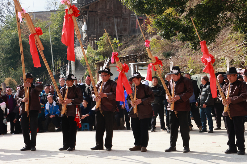 施秉縣馬號鎮平扒村蘆笙隊在吹蘆笙。