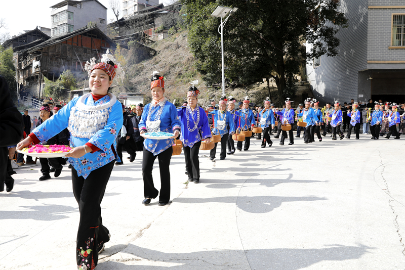 施秉縣馬號鎮平扒村婦女帶著自家準備的食物來參加姊妹節。