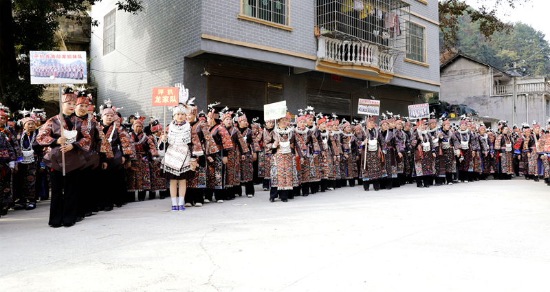 施秉縣馬號鎮(zhèn)平扒村婦女相聚參加姊妹節(jié)。