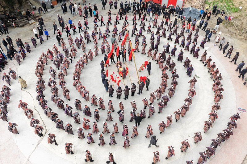 施秉縣馬號鎮平扒村在開展姊妹節活動。