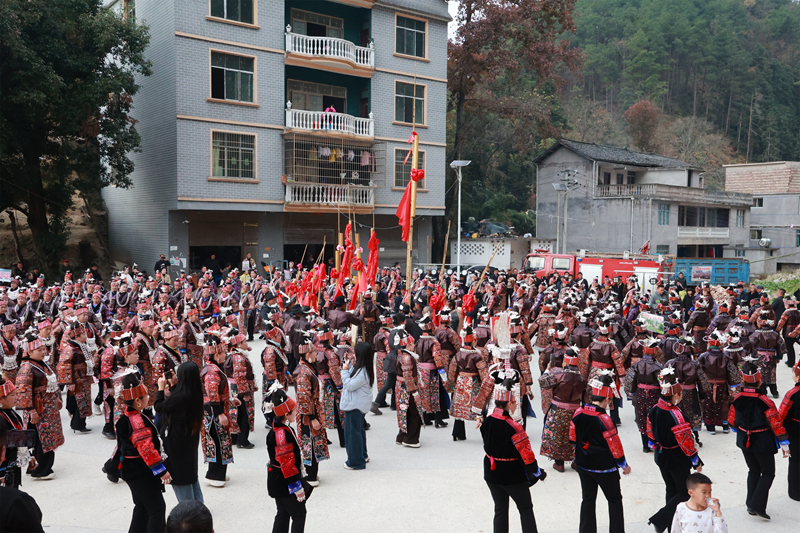 施秉縣馬號(hào)鎮(zhèn)平扒村婦女在姊妹節(jié)上跳踩鼓舞。