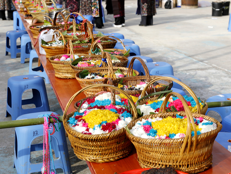 施秉縣馬號鎮平扒村姊妹節長桌宴上的五彩糯米飯。