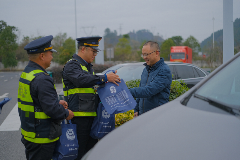 執法人員在S36玉盤高速施秉服務區上行開展憲法宣傳。