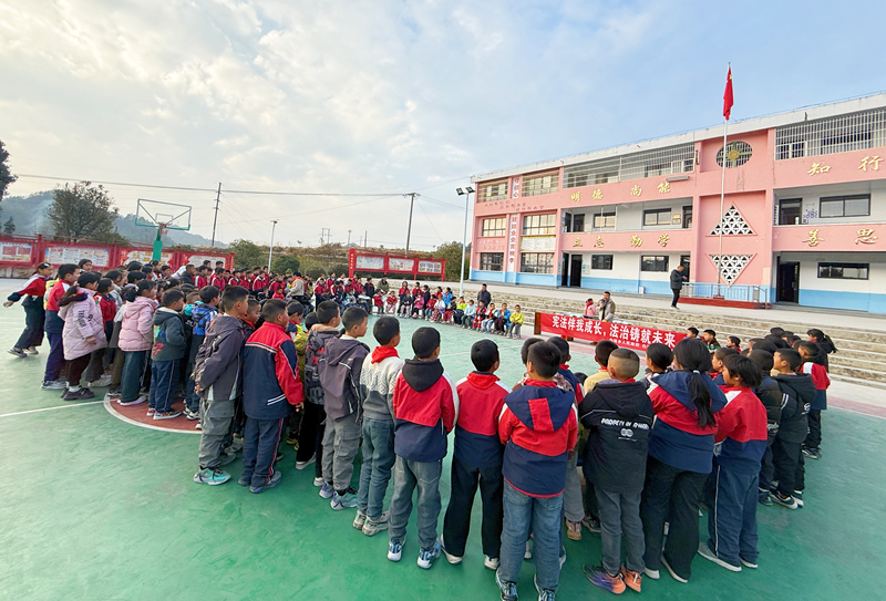 施秉縣白垛小學在開展憲法宣傳活動。