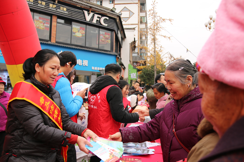 施秉縣在步行街集中開展憲法宣傳活動。