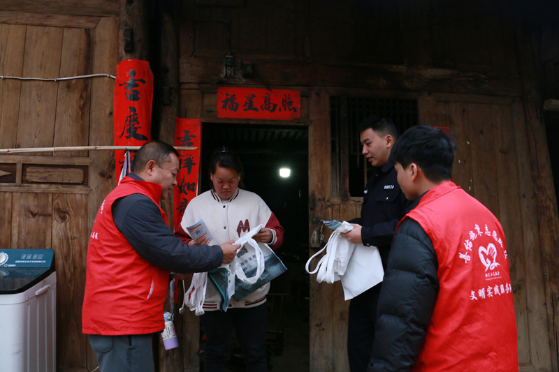 志愿者和干警為群眾送法上門。