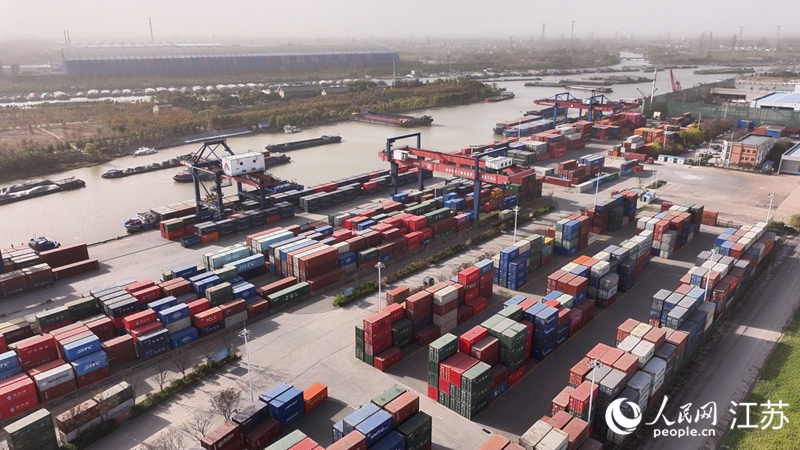 2024年，淮安港以突破57萬標箱的內河集裝箱吞吐量，連續16年位列江蘇省內河港口第一名。人民網記者 余樂攝