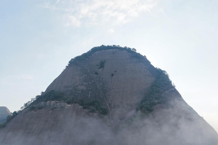 云霧中的金鐘山。張大美攝