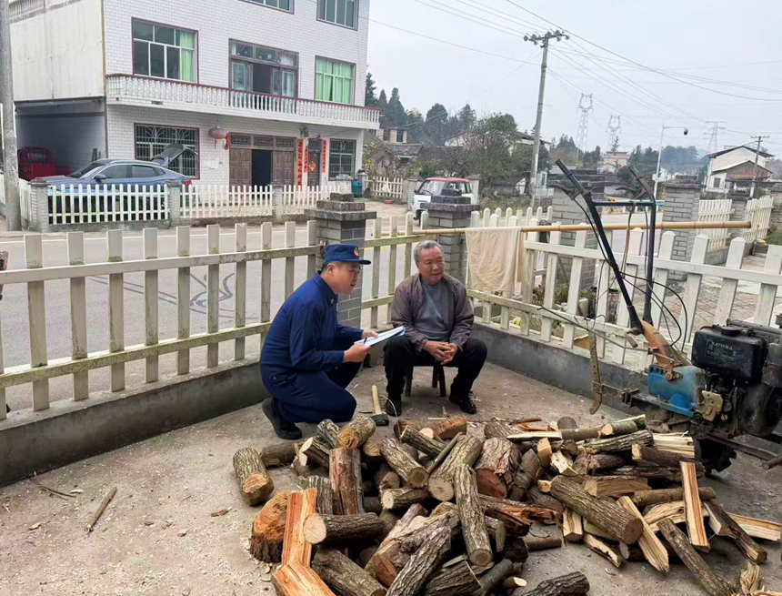 施秉縣鄉鎮專職消防員向老人普及宣傳消防知識。