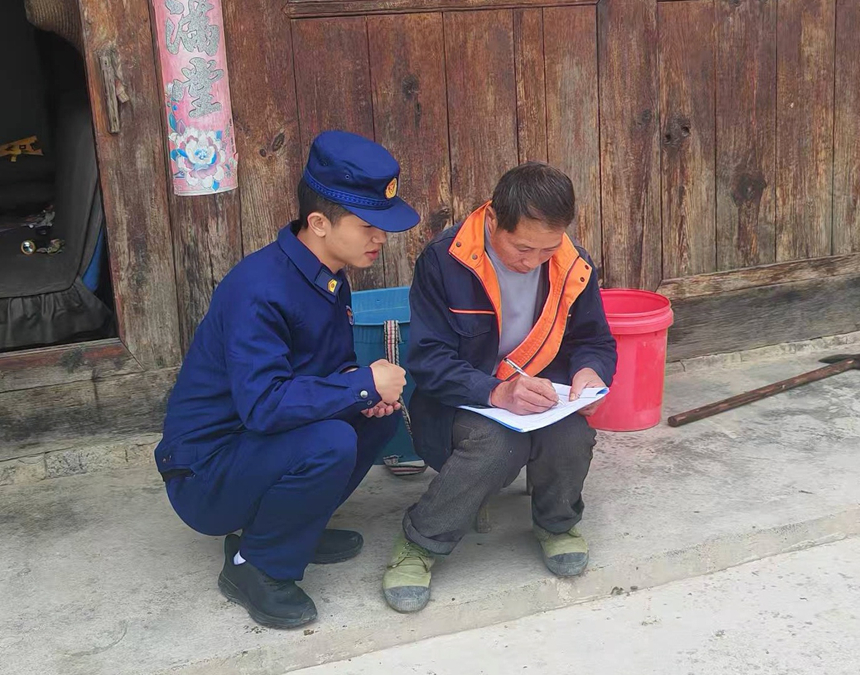 施秉縣鄉(xiāng)鎮(zhèn)專職消防員開展特殊群體家庭消防安全排查。