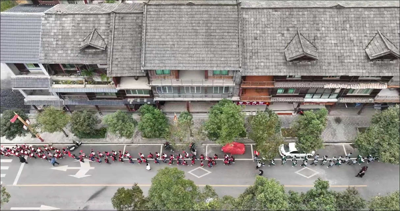 600余名學生在老師、家長的陪同下，共同踏上一段追尋先輩足跡、感悟紅色精神的征程。彭垚 攝.jpg