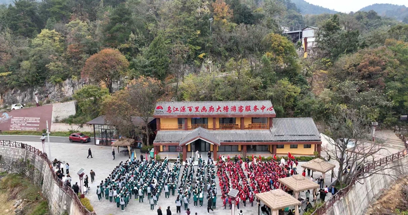 學生們到達終點大塘渡口  彭垚 攝.jpg