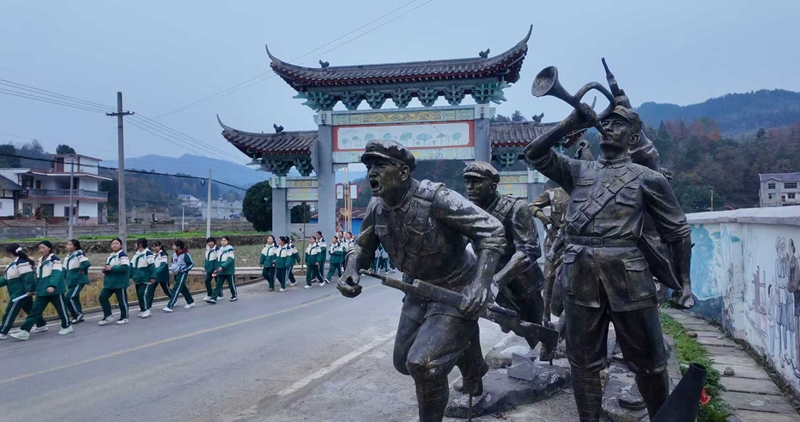 學生們在老師、家長的陪同下重走長征路。彭垚 攝