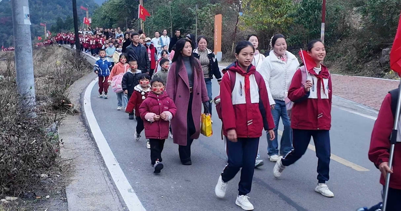 學生們在老師、家長的陪同下重走長征路。彭垚 攝 (3).jpg