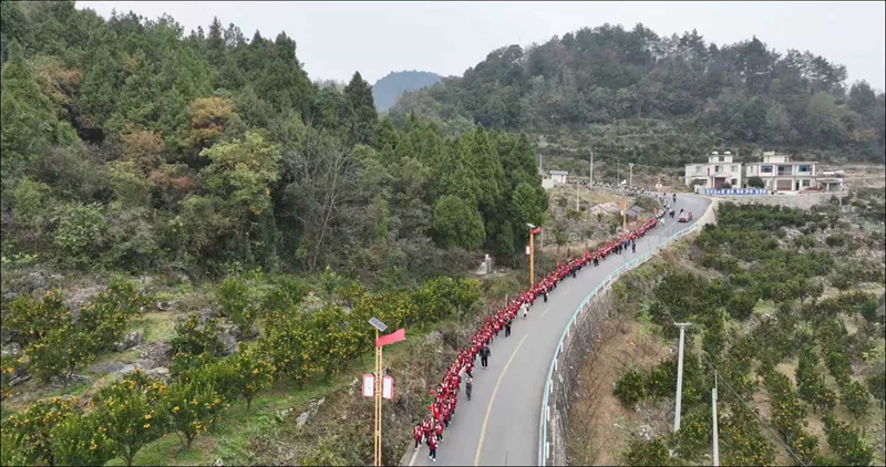 學生們在老師、家長的陪同下重走長征路。彭垚 攝.jpg