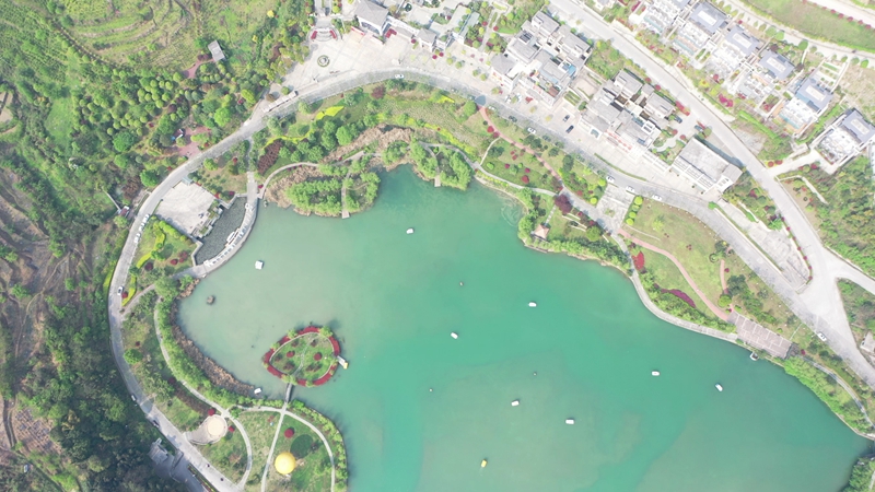 2、小西湖湖光十色 游客泛舟。桐梓縣融媒體中心供圖.jpg