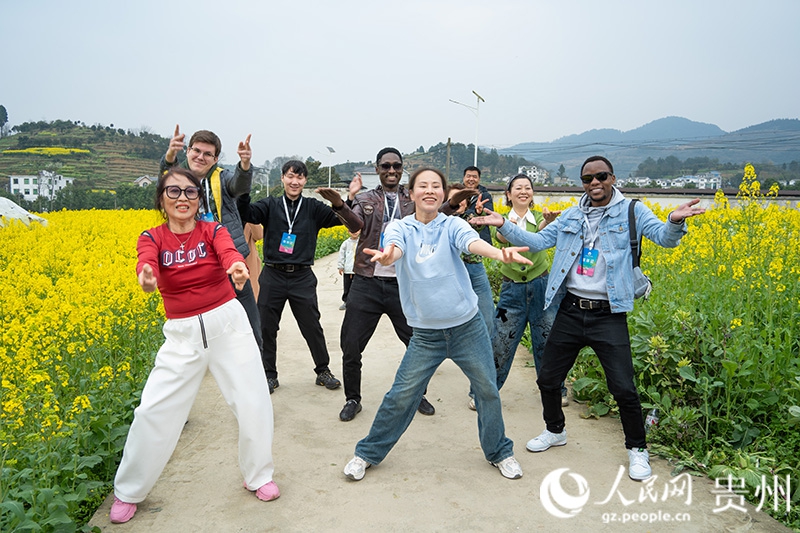 3、外國友人與游客在官倉花田里打卡。人民網(wǎng) 陽茜攝.jpg
