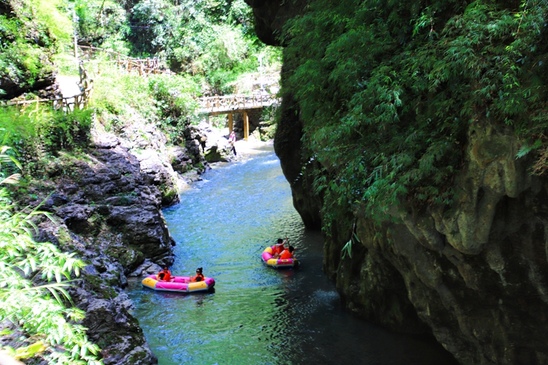 4、水銀河大峽谷的漂流河道上,一艘艘皮劃艇順流而下,游客緊握扶手,在湍急水段尖叫歡呼,體驗(yàn)“浪尖上的蹦極”。王琨榮攝.jpg