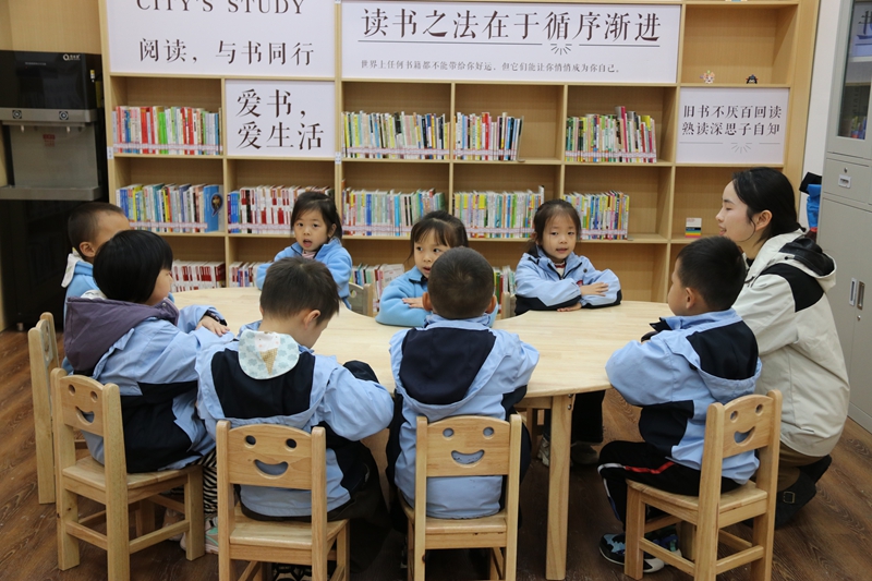 9、今年10月，位于桐梓縣婁山關(guān)街道桐梓記憶商業(yè)街區(qū)的“桐梓城市主題書房”正式投用 。桐梓縣融媒體中心供圖.JPG