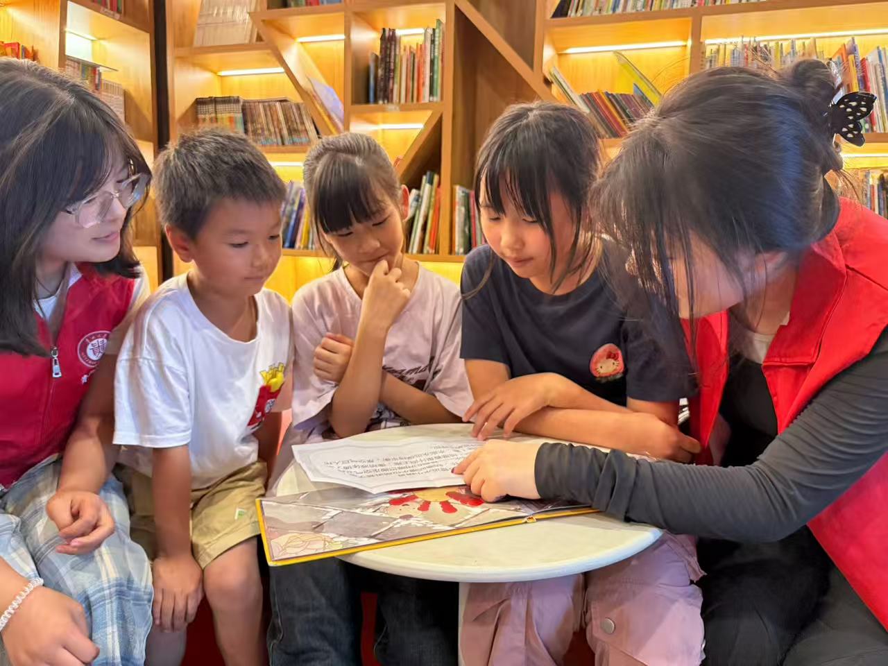 “中國茅臺·國之棟梁”希望學子公益行。貴州省青少年發展基金會供圖